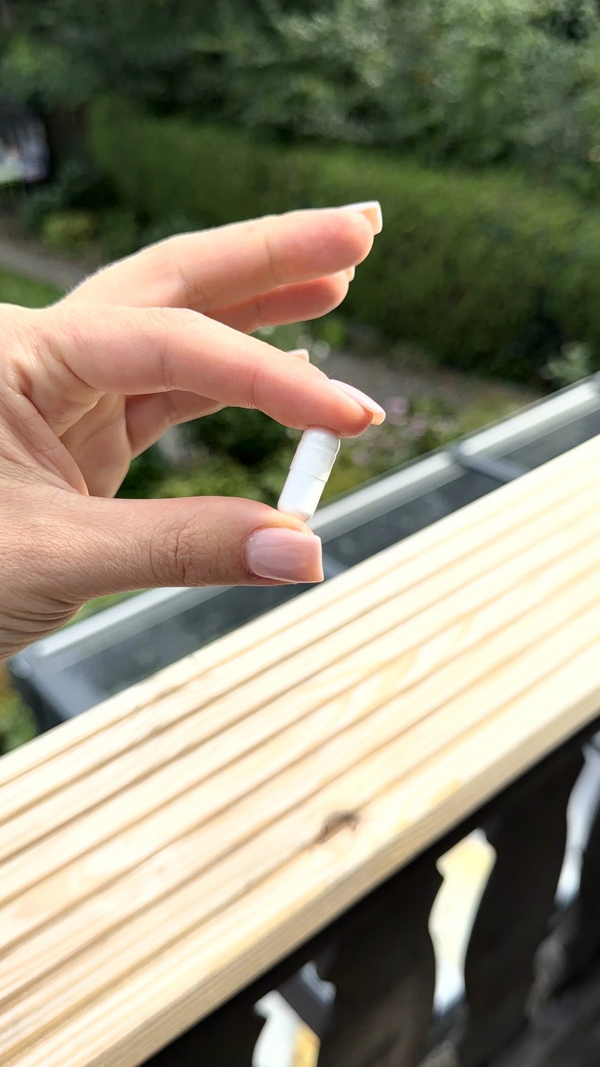 ATHLATIQ Magnesium Kapsel zwischen zwei Fingern