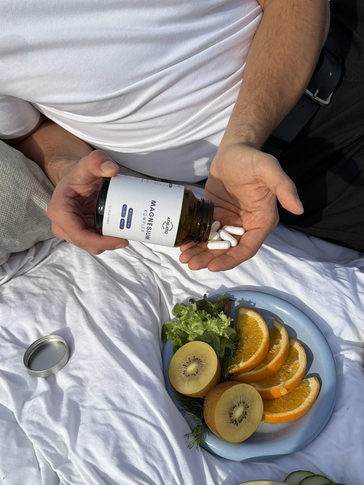 ATHLATIQ Magnesium Kapseln werden in die Hand geschüttet