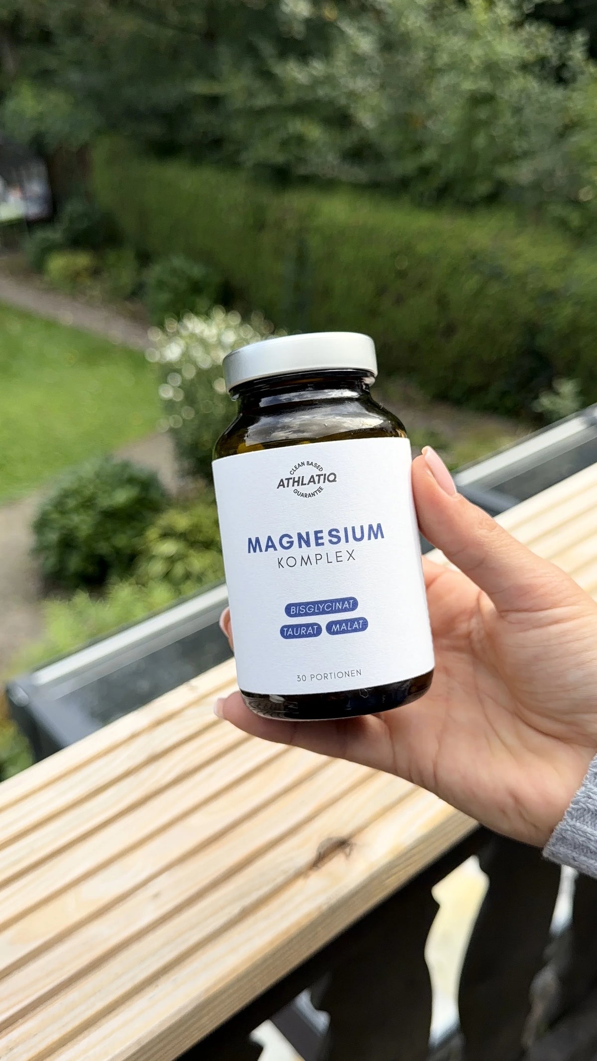 ATHLATIQ Magnesium Komplex in der Hand
