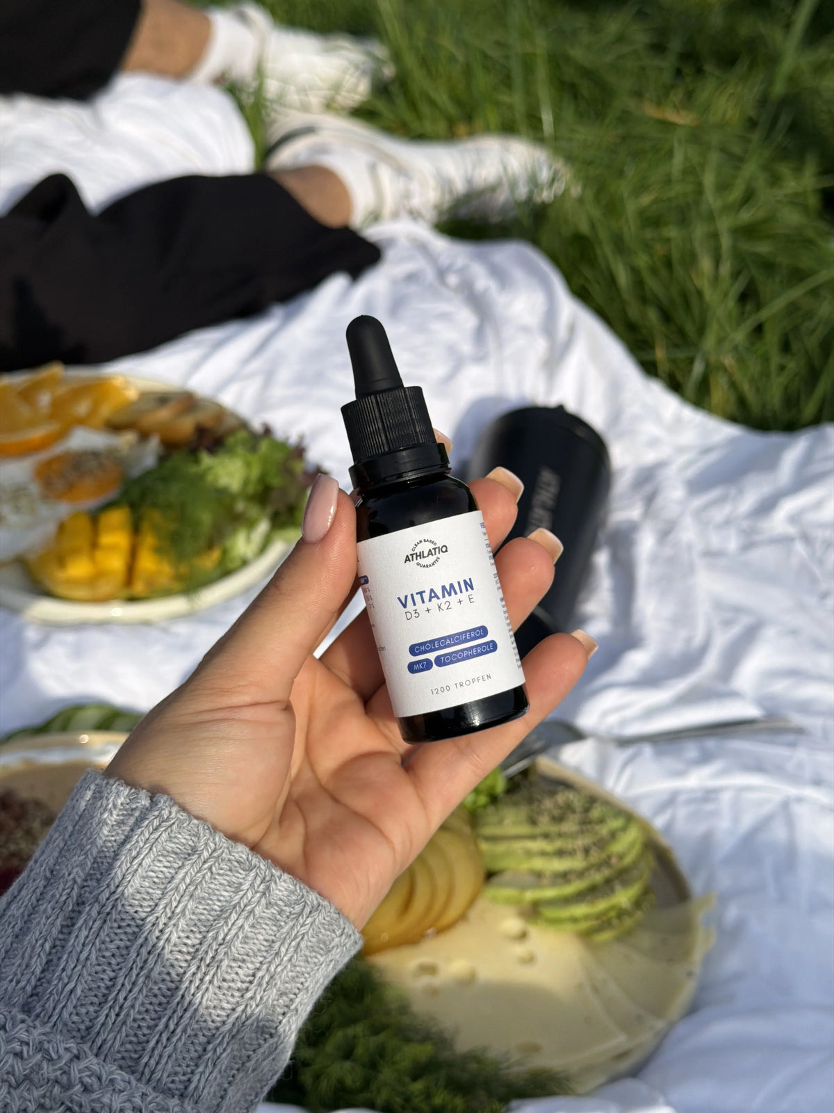 ATHLATIQ Vitamin D3 + K2 + E in der Hand