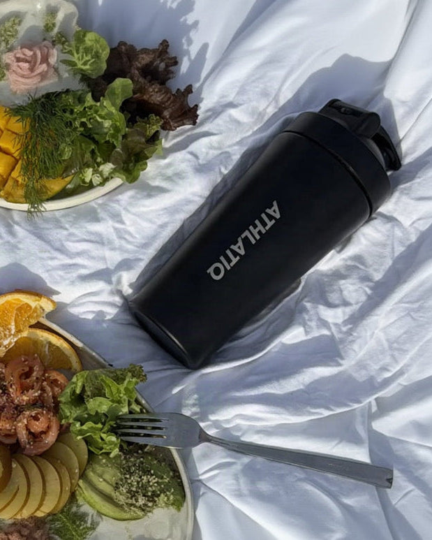ATHLATIQ Produkte auf einer Picknickdecke